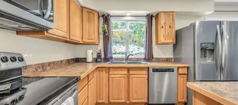 Relaxing home with hot tub - close to downtown