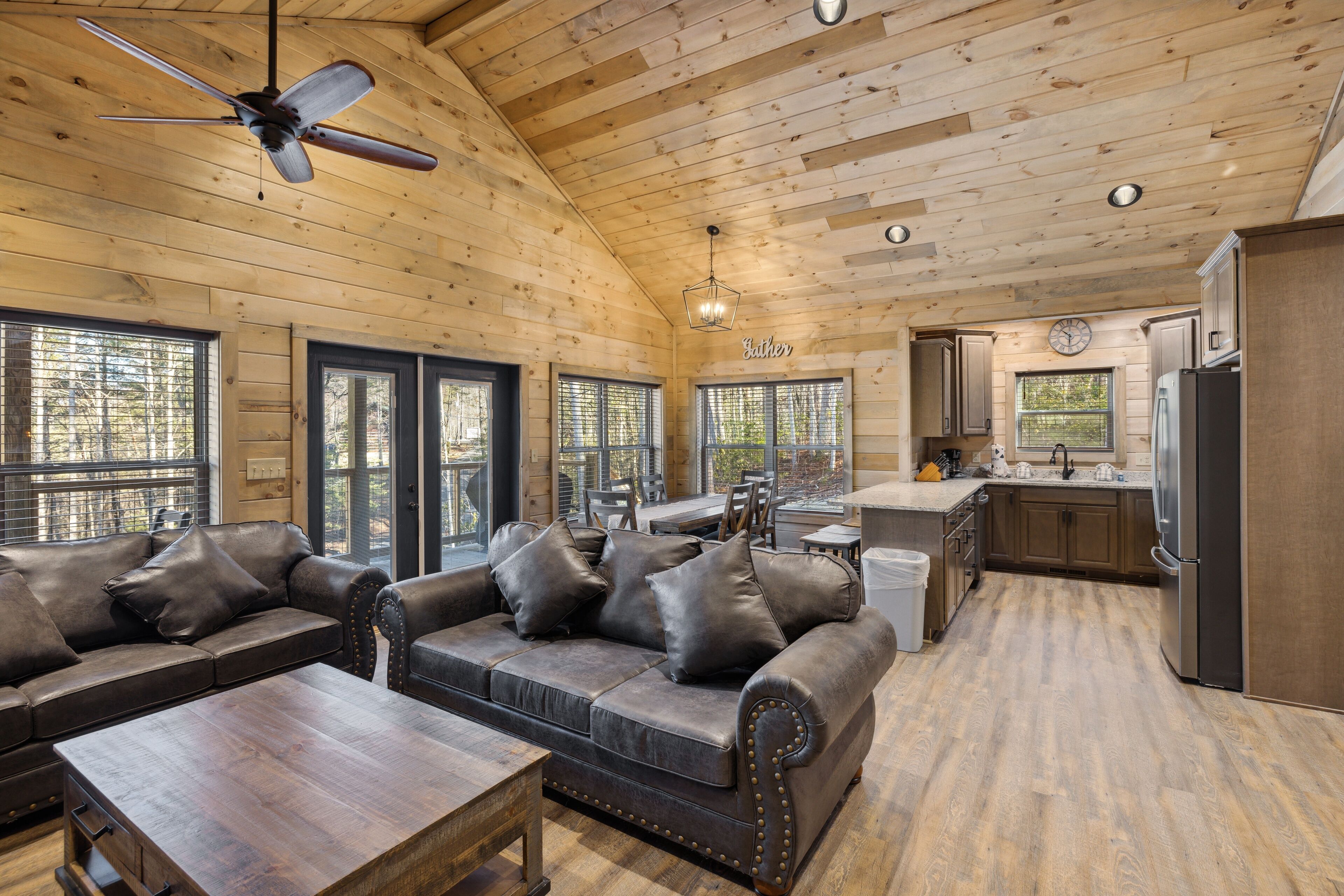Chalet rustique, 3 chambres | Aire de séjour | Téléviseur connecté de 60 po avec télévision par câble, téléviseur