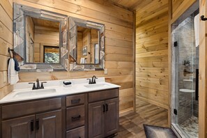 Cabin, 3 Bedrooms | Bathroom | Towels
