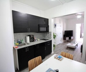 Mikrowelle, Herdplatte, Wasserkocher mit Kaffee-/Teezubehör, Toaster