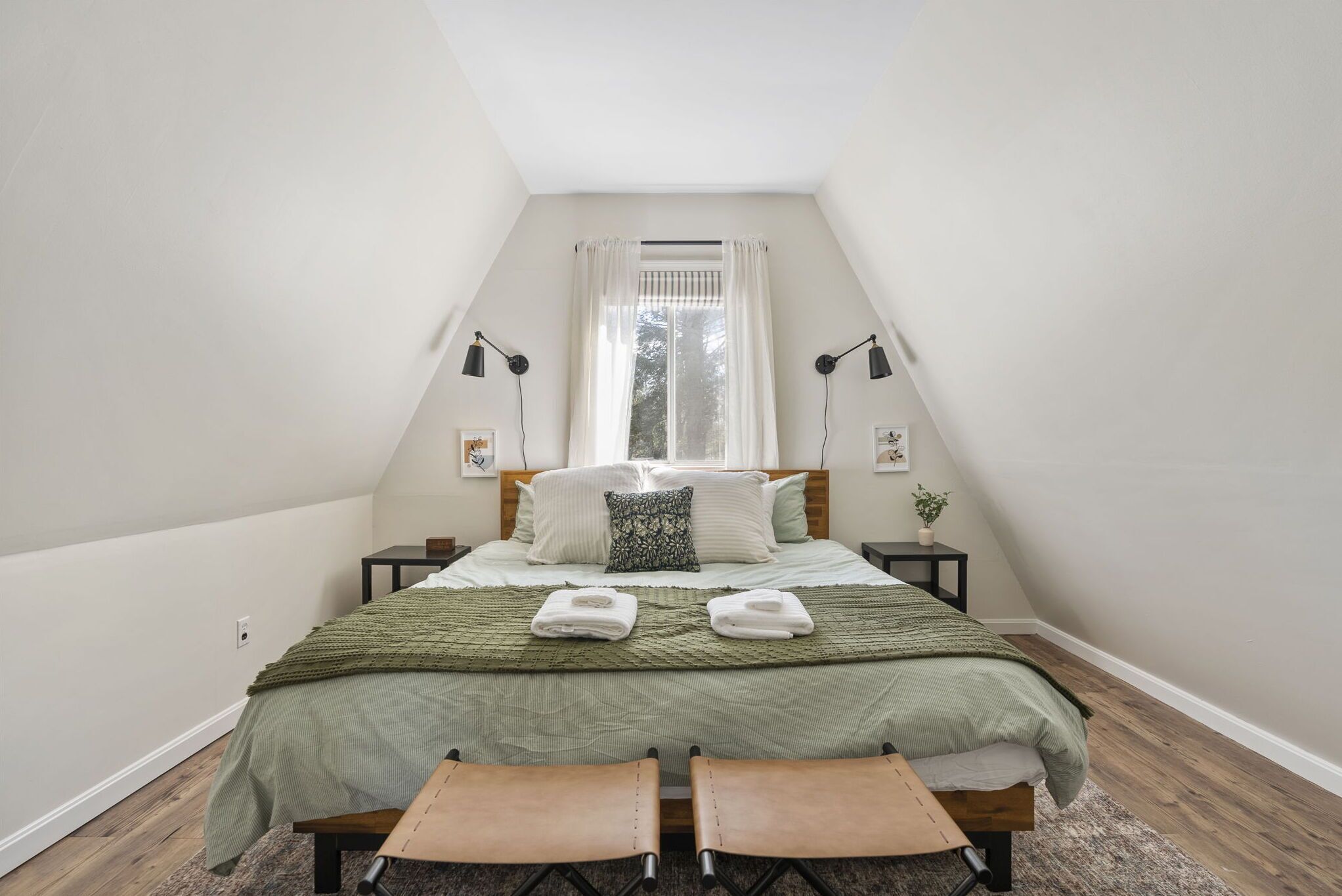 2 bedrooms, desk, iron/ironing board, travel crib