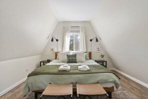 2 makuuhuonetta, työpöytä, silitysrauta/-lauta, vauvan matkasänky