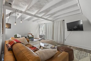 Una Smart TV, libros, una biblioteca de música, un reproductor estéreo