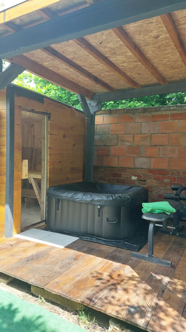 Terrace/patio - Jacuzzi overlooking the Yerres river (Yerres)