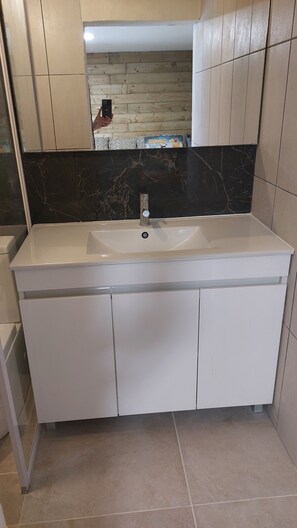 Douche, sĂšche-cheveux, serviettes fournies, savon