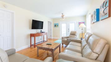 House, Multiple Beds, Balcony, Garden View | Living area | 40-inch TV with digital channels, table tennis