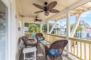 Hus - flere senge - balkon - udsigt til have | Overnatningsstedets område