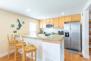 House, Multiple Beds, Balcony, Garden View | Private kitchen