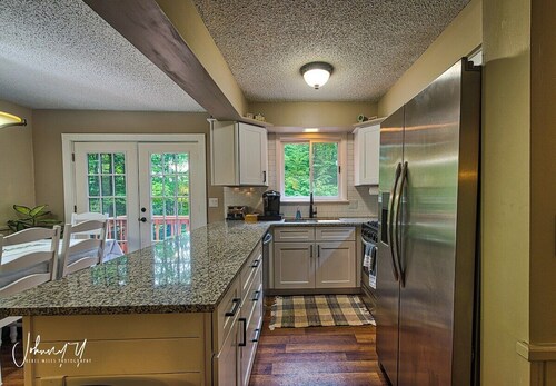Porcupine Lodge · Stunning Cabin - Arcade & Pickleball - sleeps 13
