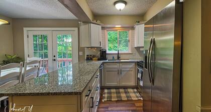 Porcupine Lodge · Stunning Cabin - Arcade & Pickleball - sleeps 13