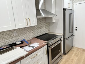 Frigorifero, microonde, forno, piano cottura
