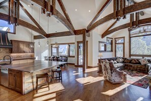 Living area - Bear Tracks 18 (Keystone)