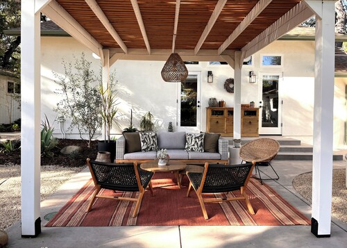 Peaceful Ojai estate, nestled in the oaks; 2,400 sq ft living space