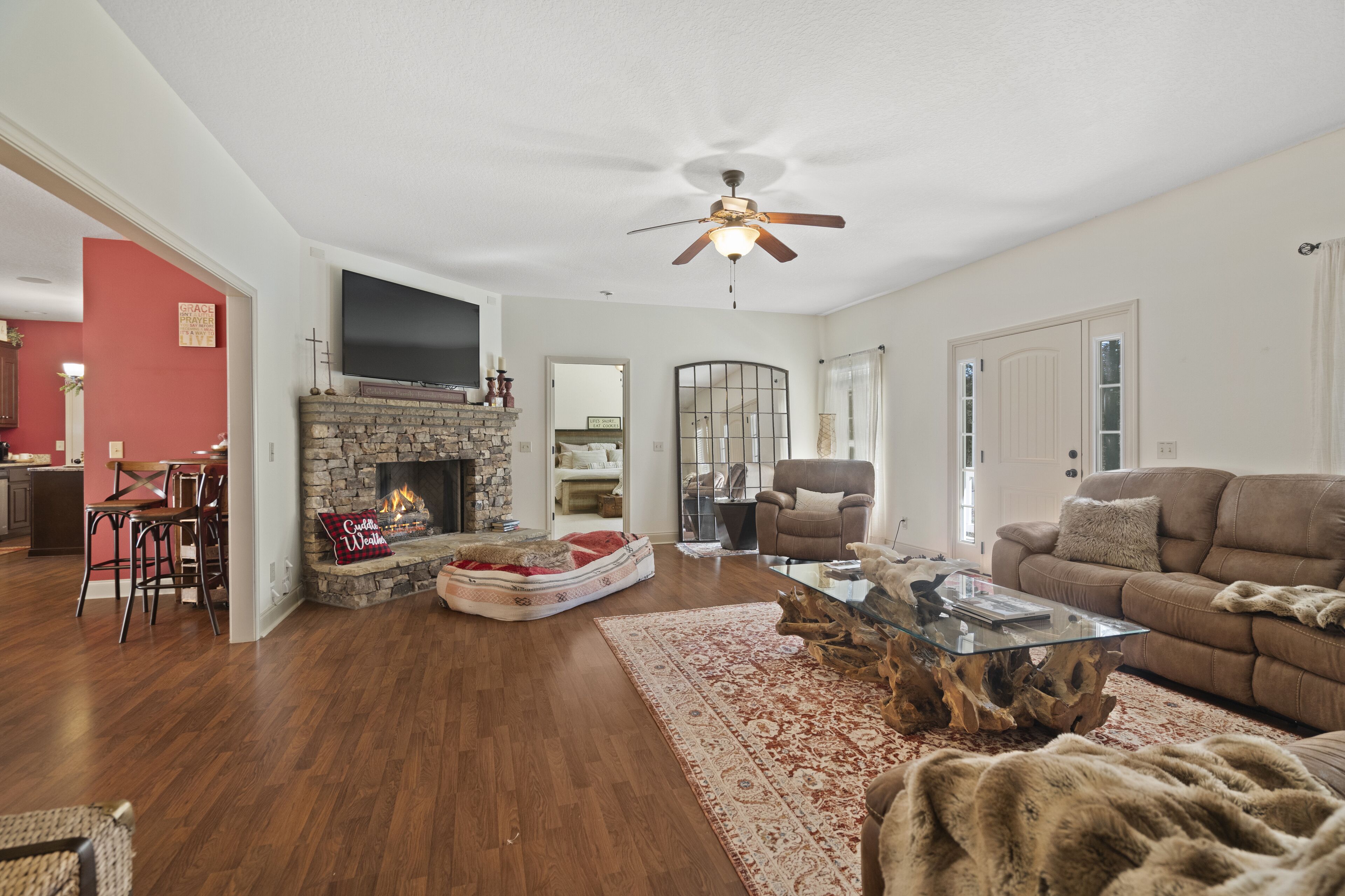 スマートテレビ、暖炉、卓球台