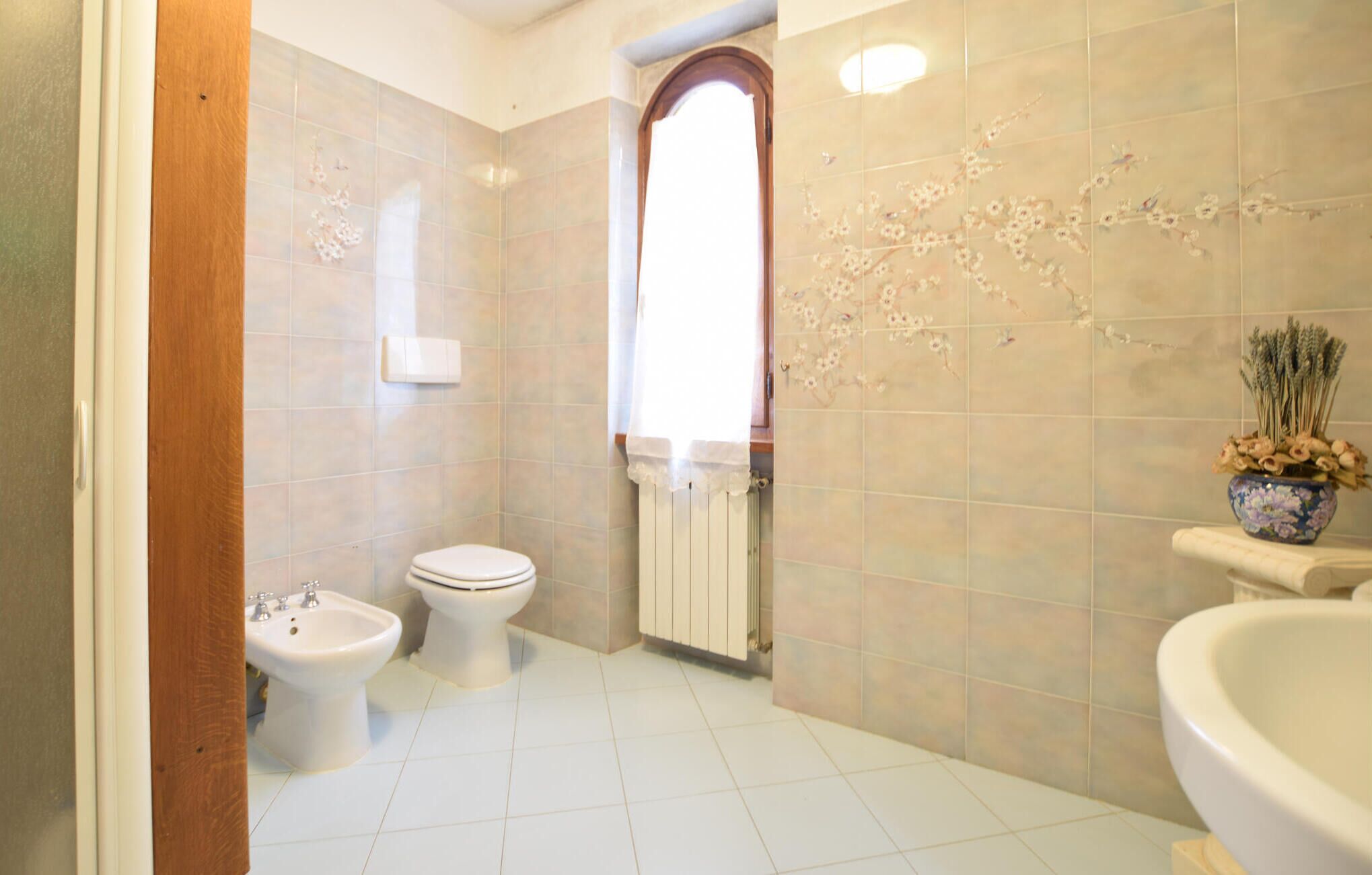 Un baño con inodoro, bidé y lavamanos.