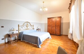 4 bedrooms, travel crib, free WiFi, bed sheets