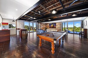 In-room safe, desk, iron/ironing board - Kin Kin Farm (Sunshine Coast)