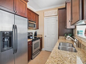 Condo, 1 cama Queen size y sofá cama, balcón, vista al océano | Cocina privada | Refrigerador, microondas, horno y parrilla de estufa 
