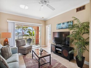 Condo, 1 cama Queen size y sofá cama, balcón, vista al océano | Área de sala de estar | Televisión 