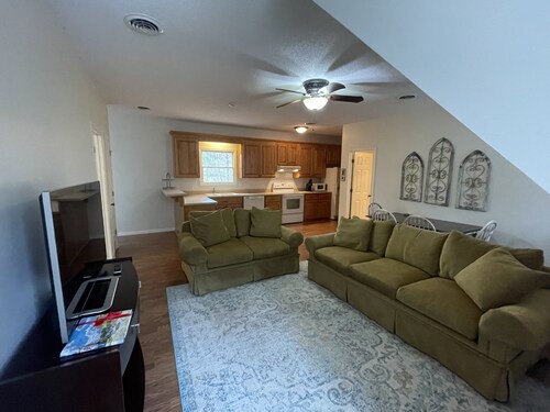 Cozy, 1-bedroom apartment, 11 miles to campus