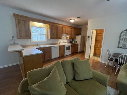 Cozy, 1-bedroom apartment, 11 miles to campus