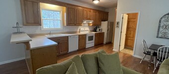 Cozy, 1-bedroom apartment, 11 miles to campus