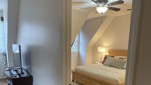 A bedroom with a bed, a ceiling fan, and a nightstand. - Cozy, 1-bedroom apartment, 11 miles to campus (Oxford)