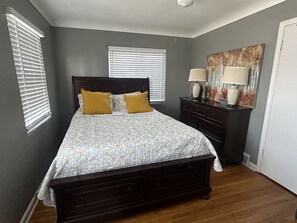 2 bedrooms, desk, iron/ironing board, free WiFi - Charming Lake House, short walk to lake, near downtown PC, great for families! (Port Clinton)