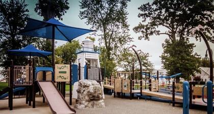 Charming Lake House, short walk to lake, near downtown PC, great for families!