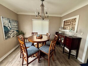 Dining - Charming Lake House, short walk to lake, near downtown PC, great for families! (Port Clinton)