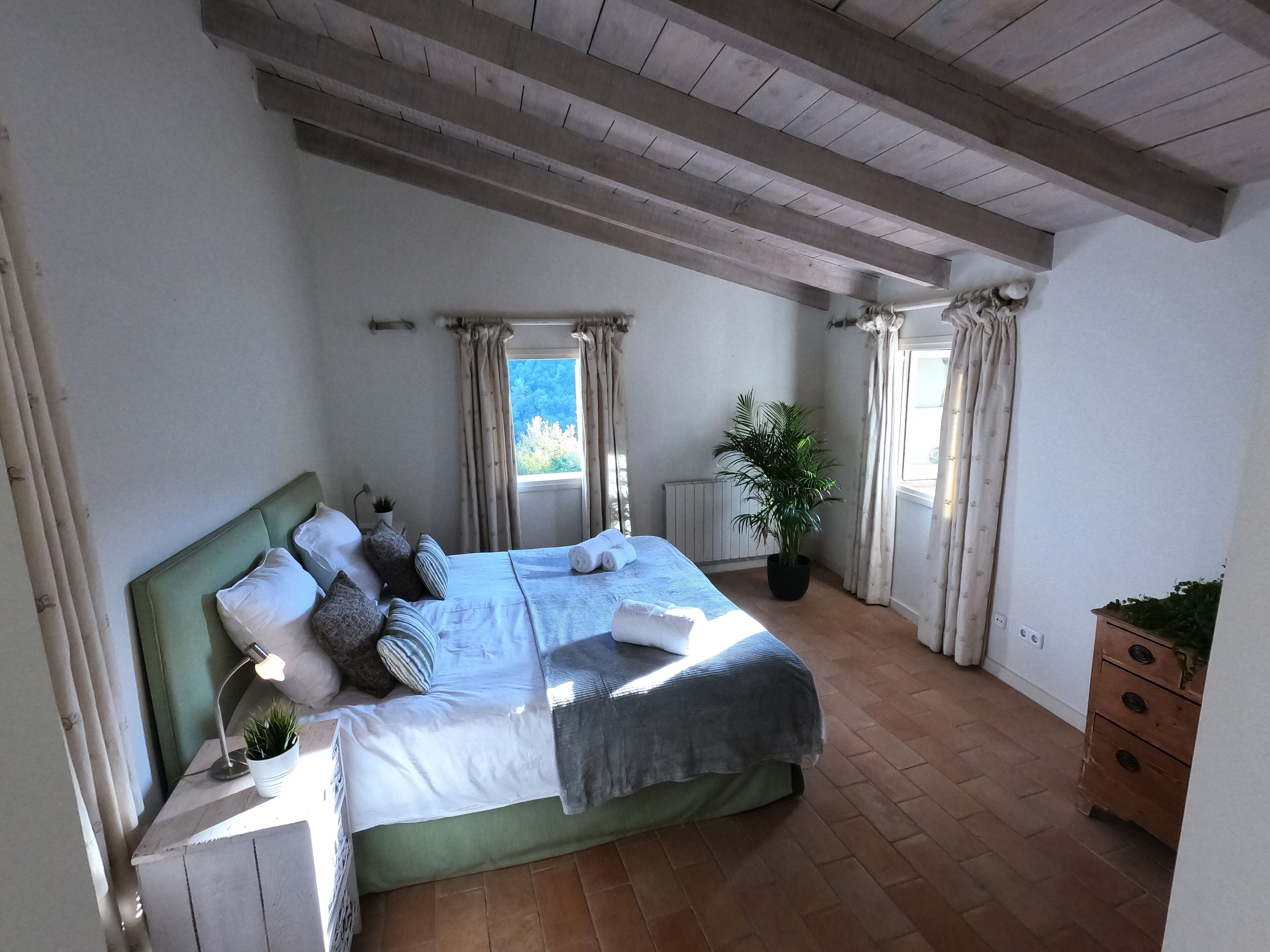 Chambre Double Confort, 1 grand lit, non-fumeurs, vue colline | Wi-Fi gratuit, draps fournis