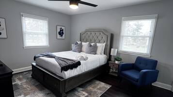 4 bedrooms, in-room safe, desk, iron/ironing board