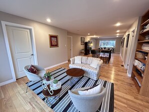 Smart TV, fireplace, DVD player, books - Serene, Spacious Waterfront Cottage in Kawartha Lakes w. Hot Tub. Pet-Friendly! (Trent Lakes)