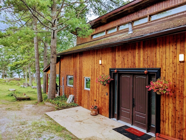 Exterior - Serene, Spacious Waterfront Cottage in Kawartha Lakes w. Hot Tub. Pet-Friendly! (Trent Lakes)