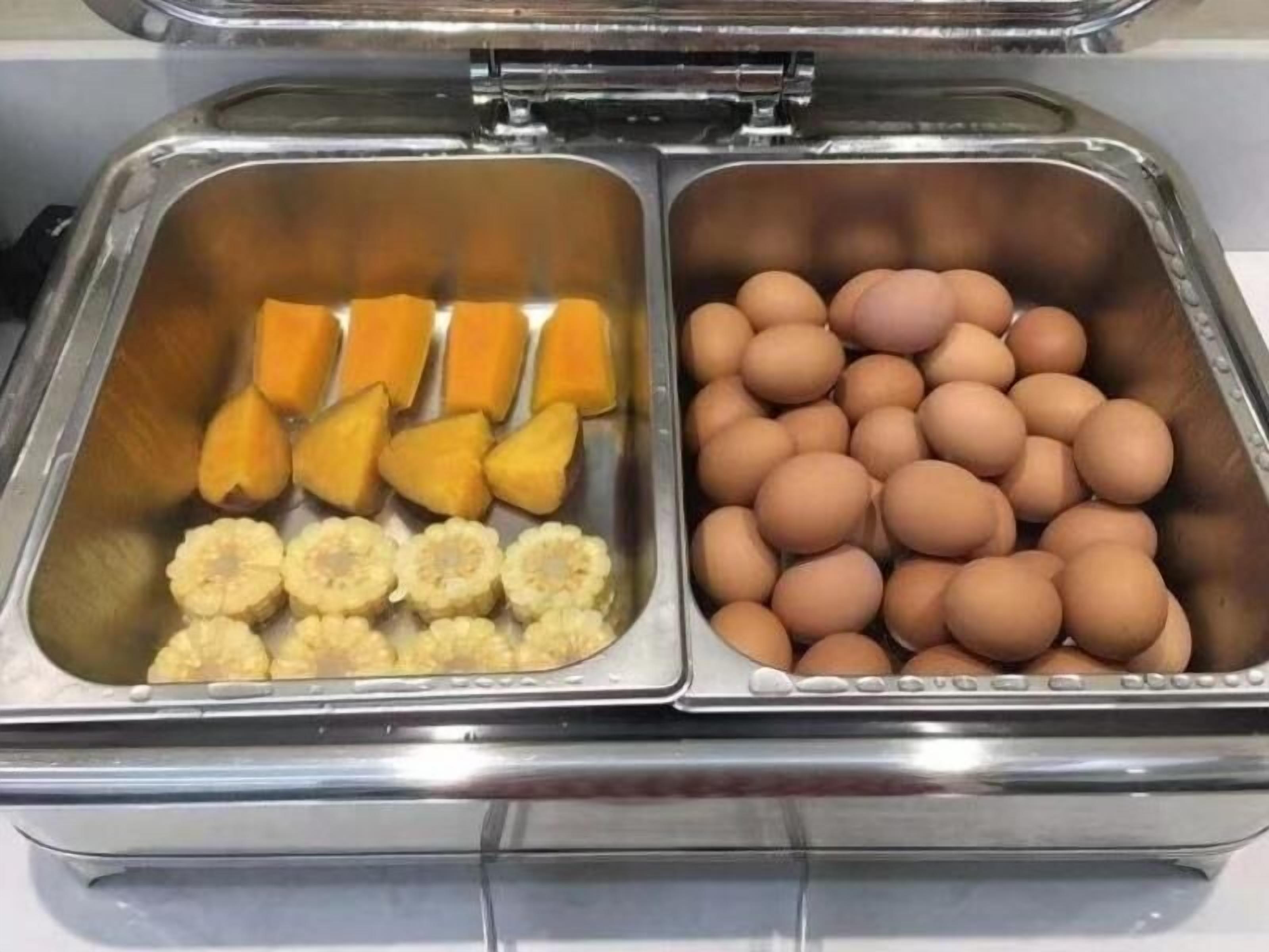 En buffet med to afdelinger: en med frugt i skiver og en anden med æg.