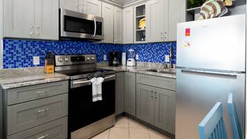 Kühlschrank, Mikrowelle, Herdplatte, Wasserkocher mit Kaffee-/Teezubehör