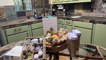 Suíte | Cozinha privada | Cafeteira/chaleira, chaleira elétrica