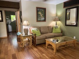 Lakosztály | Nappalirész | 42 hüvelyk képátmérőjű
okostévé, amelyen többféle kábelcsatorna nézhető