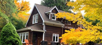 Year round waterfront getaway on Puget Sound, 22 minutes to West Olympia. Children welcome. Pet friendly. Complimentary kayaks.