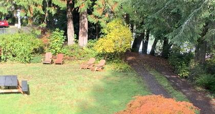 Year round waterfront getaway on Puget Sound, 22 minutes to West Olympia. Children welcome. Pet friendly. Complimentary kayaks.