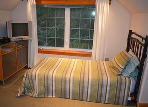 2 quartos, ferros/tábuas de passar roupa, roupa de cama