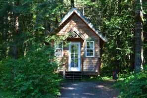 Exterior detail - Glamping at its finest in an adorable tiny home cabin that sleeps up to three! Shared hot tub. Beautiful property surrounding the cabin. Short stroll to Copper Creek. Walking distance to Copper Creek Restaurant. 2 miles to Mt Rainier National Park. (Ashford)