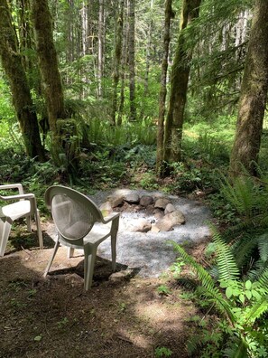 Property grounds - Glamping at its finest in an adorable tiny home cabin that sleeps up to three! Shared hot tub. Beautiful property surrounding the cabin. Short stroll to Copper Creek. Walking distance to Copper Creek Restaurant. 2 miles to Mt Rainier National Park. (Ashford)