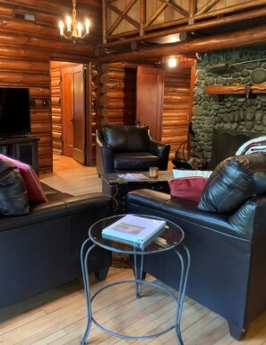 TV, fireplace, DVD player, video library - This rare historic lodge at Mt. Rainier National Park has 4 bedrooms, Copper Creek frontage, a private hot tub on the creek, and is off the highway. Children welcome. Short walk to Copper Creek Restaurant. (Ashford)