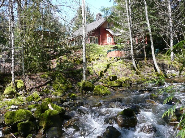 Exterior - This rare historic lodge at Mt. Rainier National Park has 4 bedrooms, Copper Creek frontage, a private hot tub on the creek, and is off the highway. Children welcome. Short walk to Copper Creek Restaurant. (Ashford)