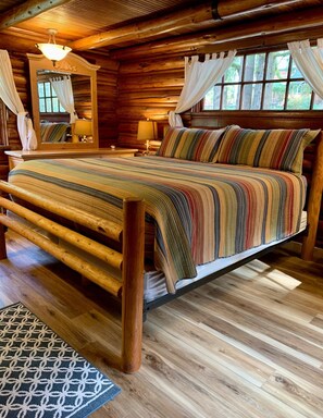 2 bedrooms, iron/ironing board, bed sheets - This rare historic lodge at Mt. Rainier National Park has 4 bedrooms, Copper Creek frontage, a private hot tub on the creek, and is off the highway. Children welcome. Short walk to Copper Creek Restaurant. (Ashford)