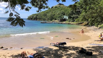 Ligstoelen aan het strand, strandlakens