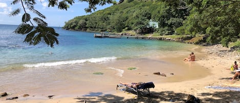 Plage, chaises longues, serviettes de plage