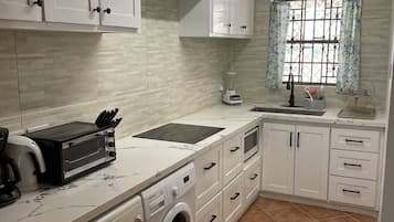 Een koelkast, een magnetron, een oven, een kookplaat