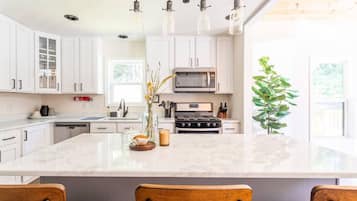 Een koelkast, een magnetron, een oven, een kookplaat